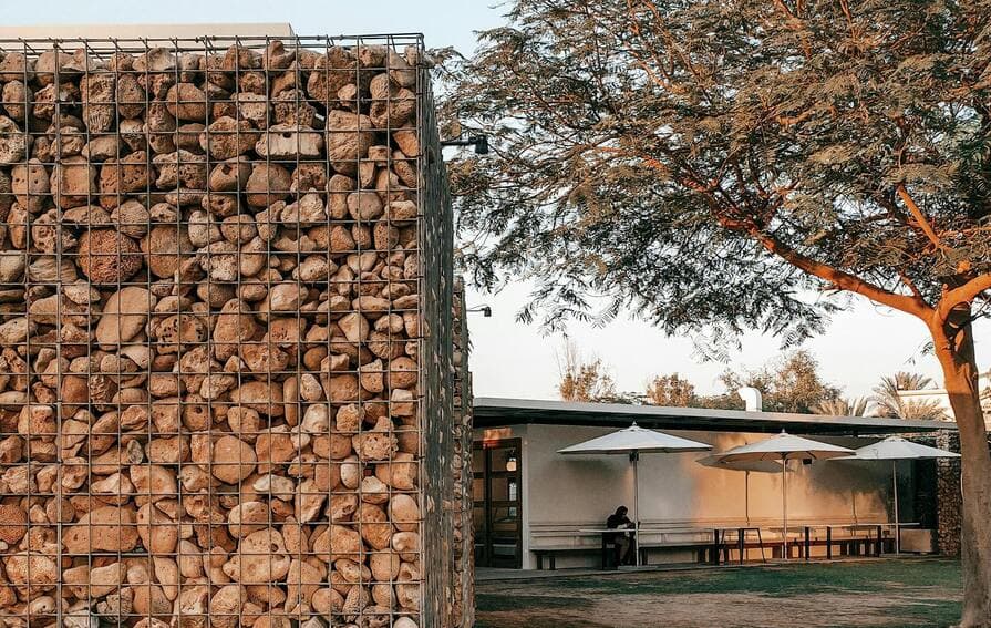 Gabionen als Gartenzaun und Sichtschutz neben Haus”